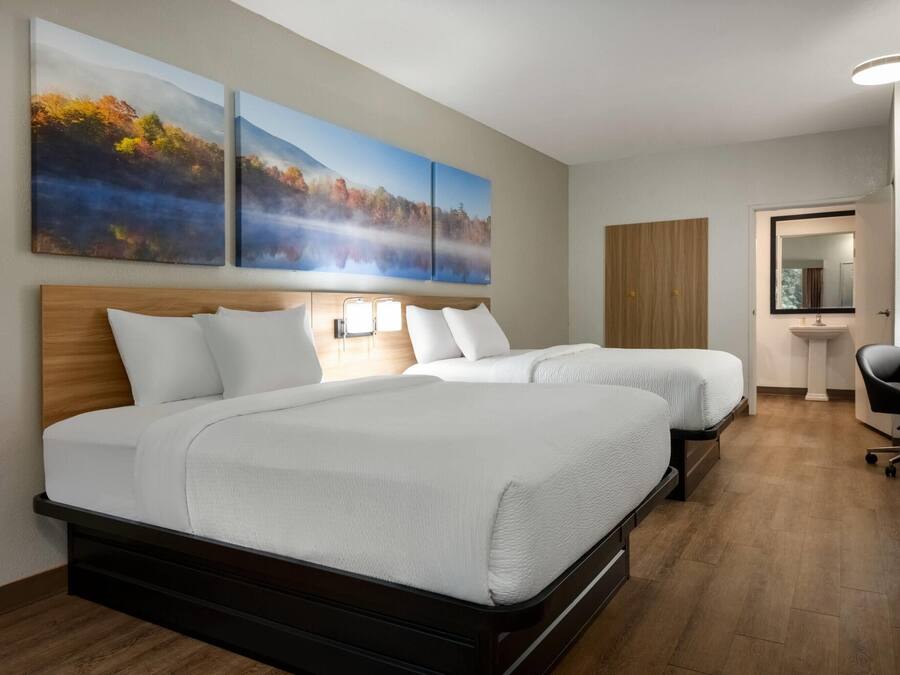 Cubrecamas, colchones con pillow-top y escritorio