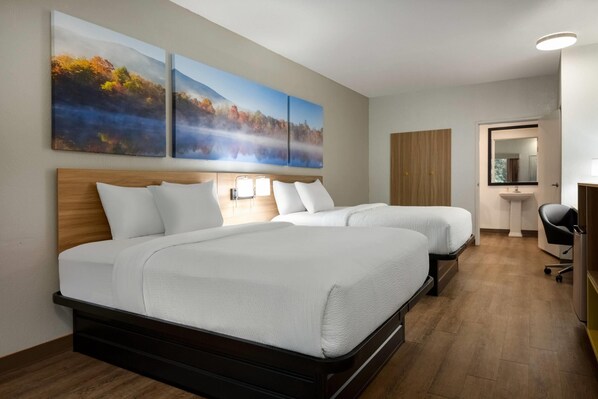 Down comforters, pillowtop beds, desk, iron/ironing board - Days Inn by Wyndham Lexington (Lexington)