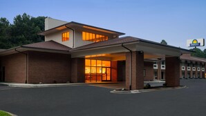 A Days Inn hotel with a modern design, featuring a brick facade and a covered entrance area. - Days Inn by Wyndham Lexington (Lexington)