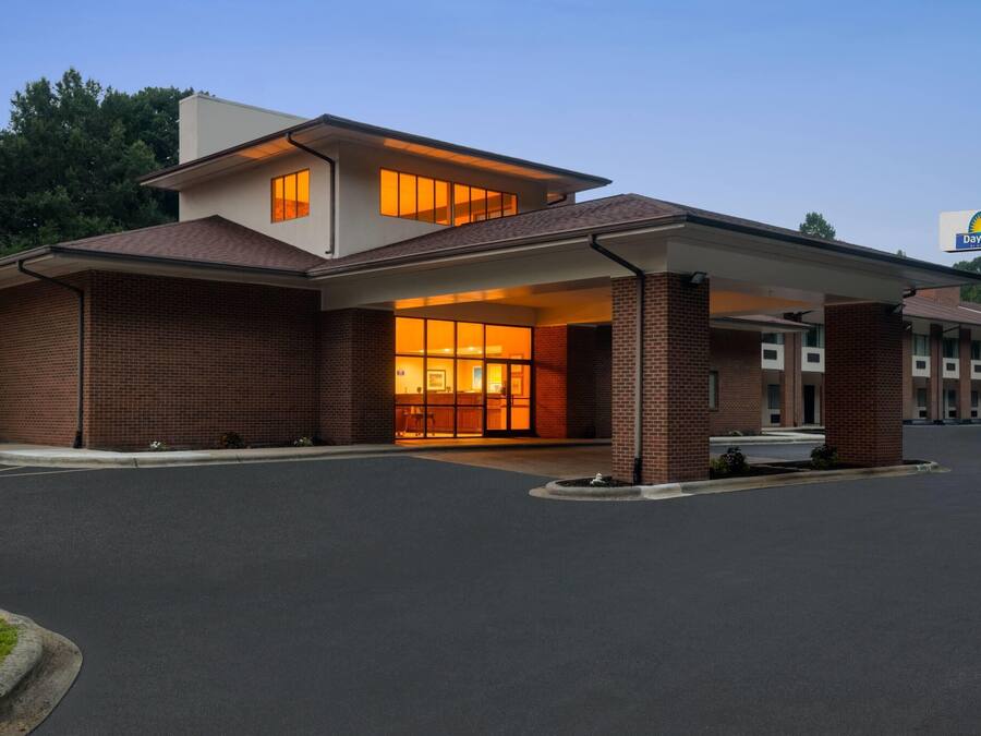 Ein Days Inn Hotel mit modernem Design, das eine Ziegel-Fassade und einen überdachten Eingangsbereich zeigt.