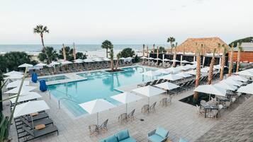 Una piscina al aire libre (de 08:00 a 00:00), sombrillas, tumbonas