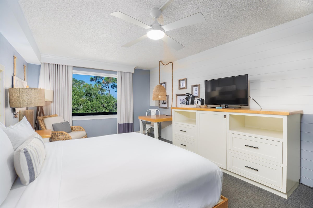 Premium King Room | Premium bedding, in-room safe, desk, laptop workspace