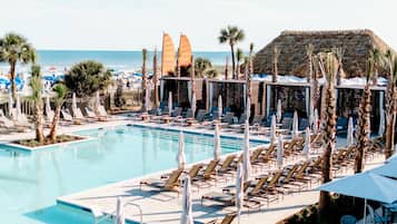 Piscine extérieure, parasols de plage, chaises longues
