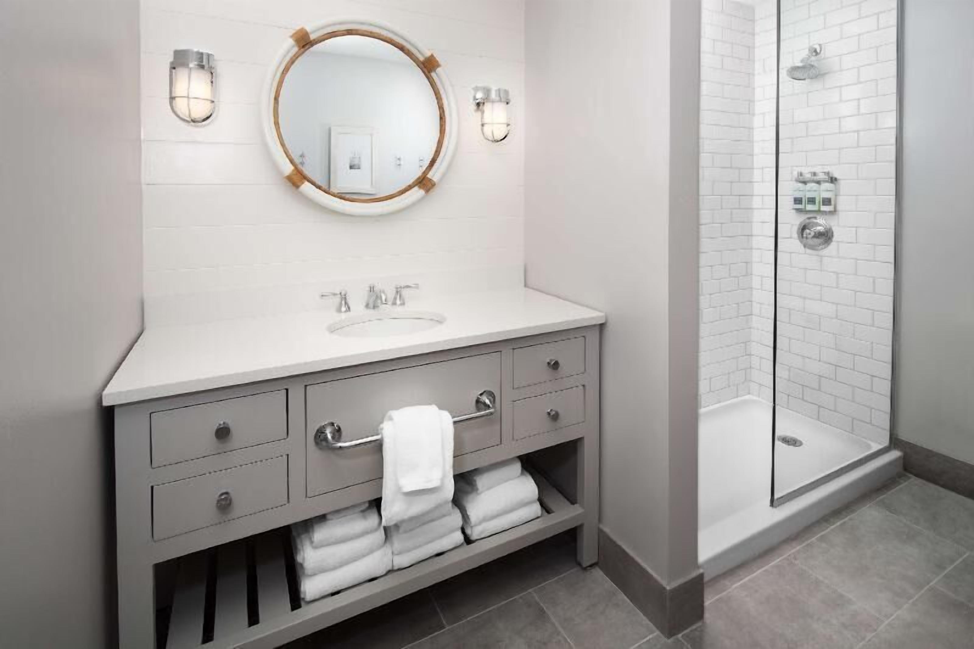 Baño | Amenidades de baño gratuitas, secadora de cabello, toallas, jabón 