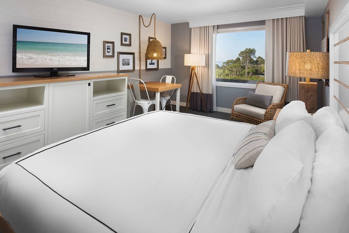 Premium bedding, in-room safe, desk, laptop workspace