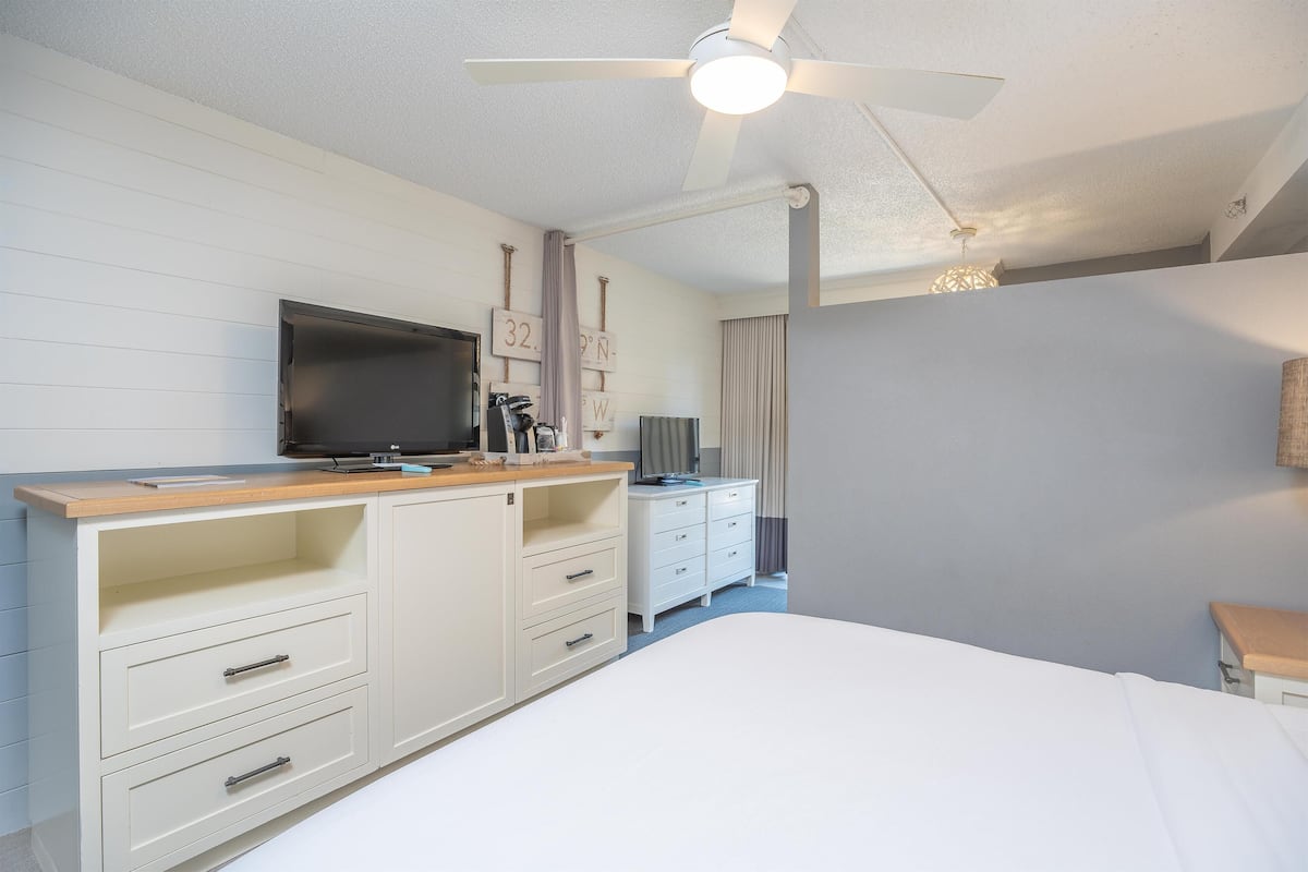 Premium bedding, in-room safe, desk, laptop workspace