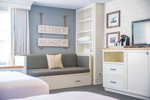 Suite Junior, plusieurs lits (2 Queen Beds & 1 Trundle Bed) | Literie de qualité supérieure, coffres-forts dans les chambres, bureau