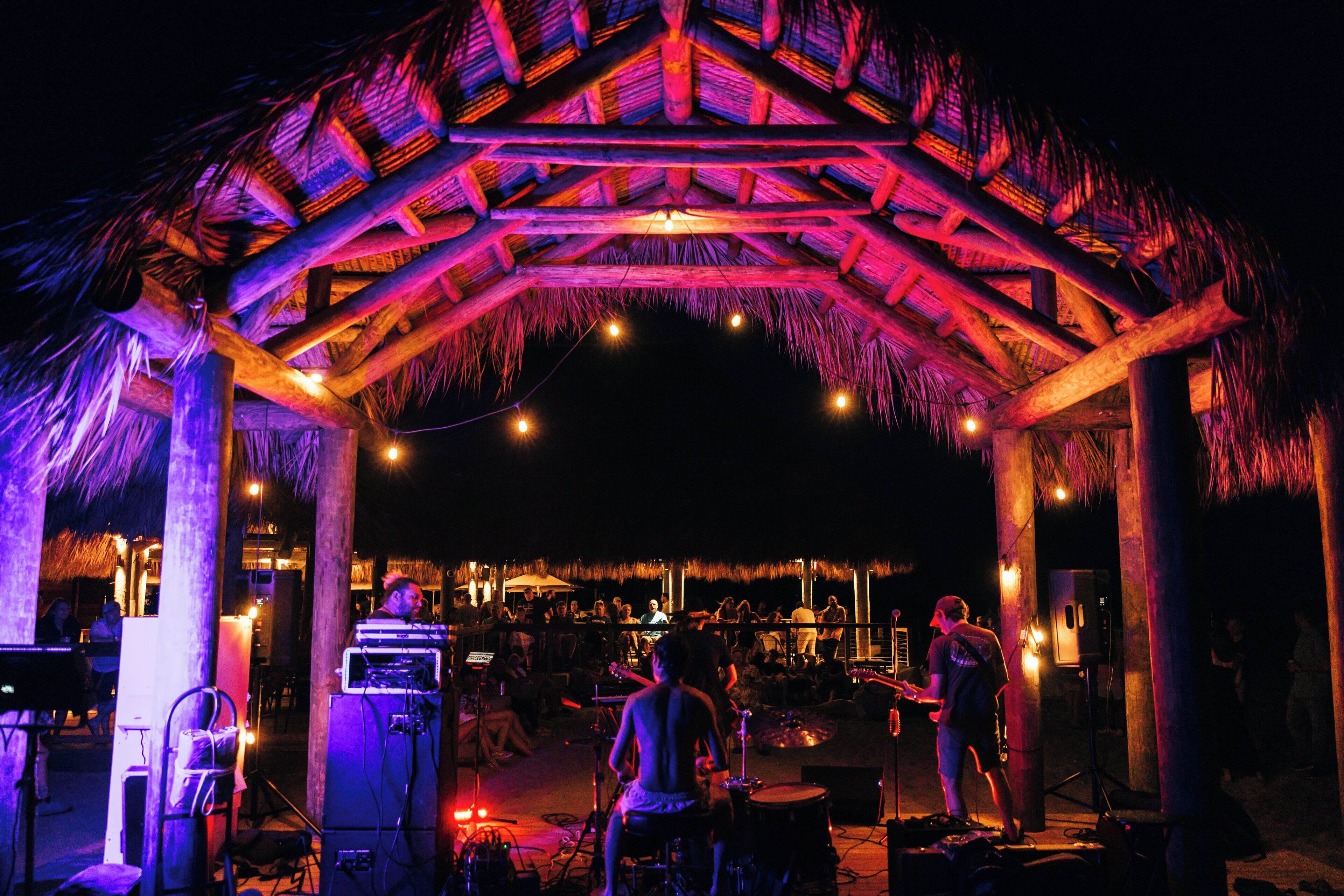 breakfast, dinner served; southern cuisine, pool views