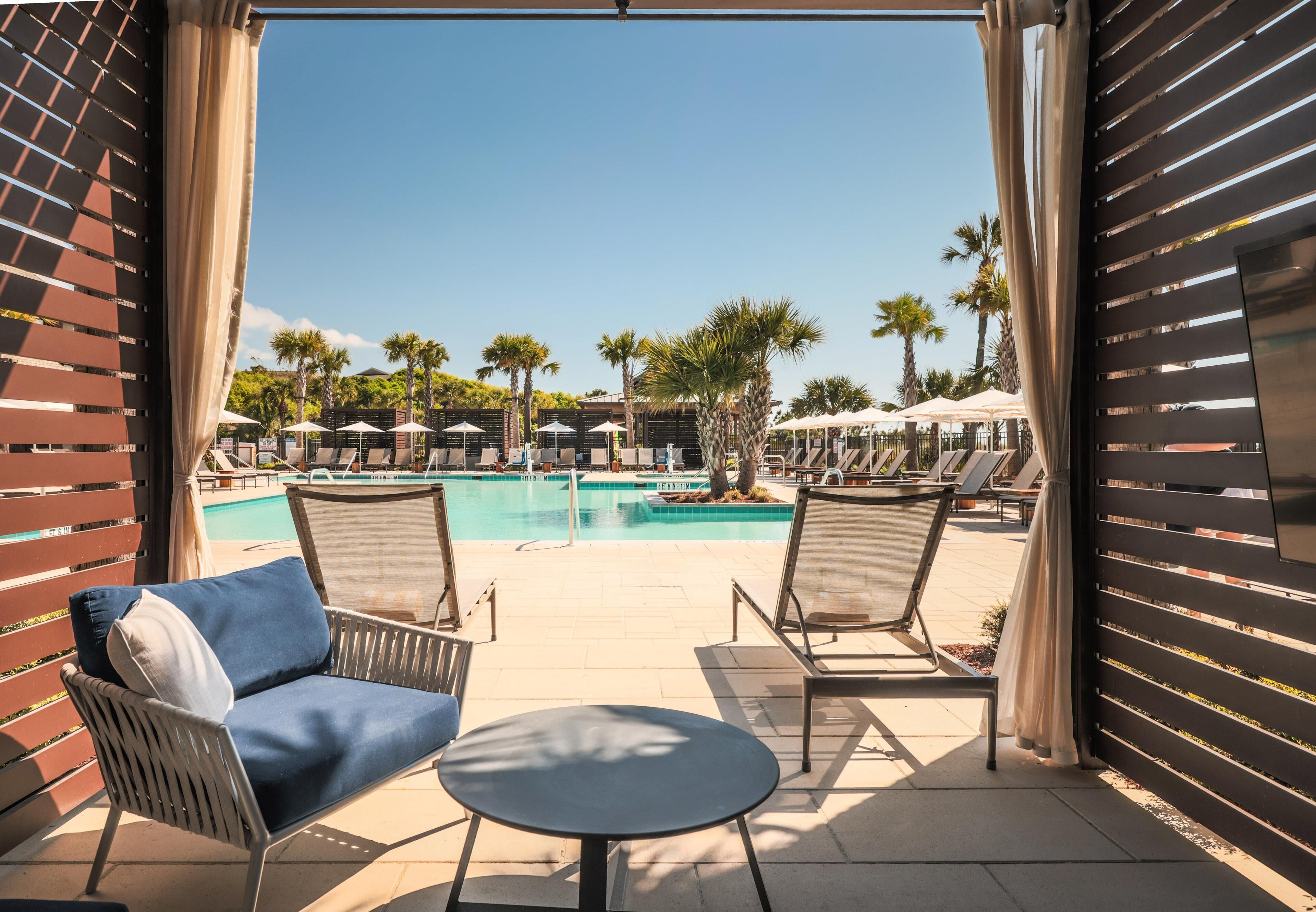 Piscine extérieure, parasols de plage, chaises longues