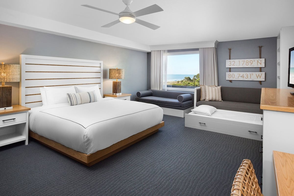 Premium bedding, in-room safe, desk, laptop workspace