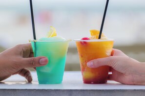 2 bars, bar en bord de piscine, bar de plage