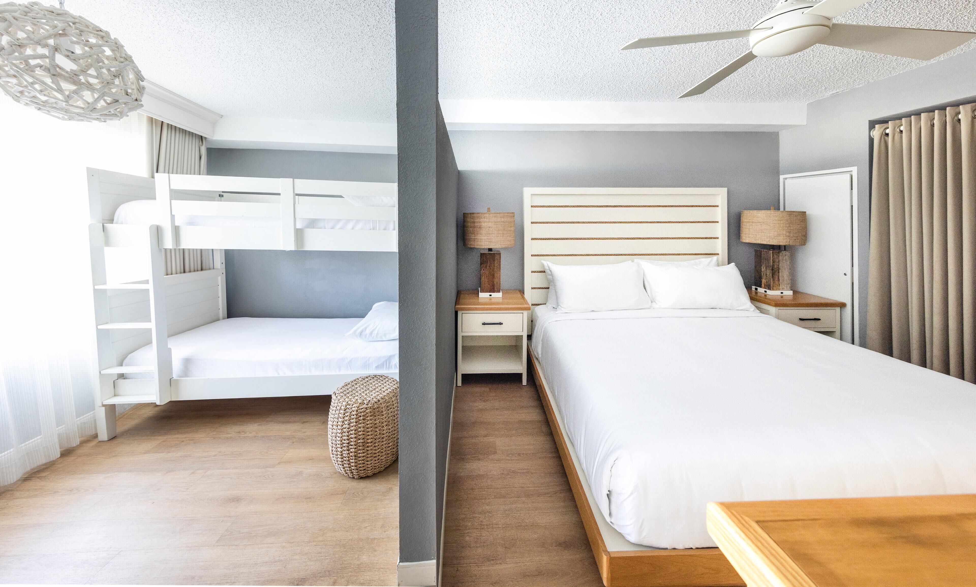Suite familiar (1 King Bed & 1 Bunk Bed) | Ropa de cama de alta calidad y caja de seguridad en la habitación 