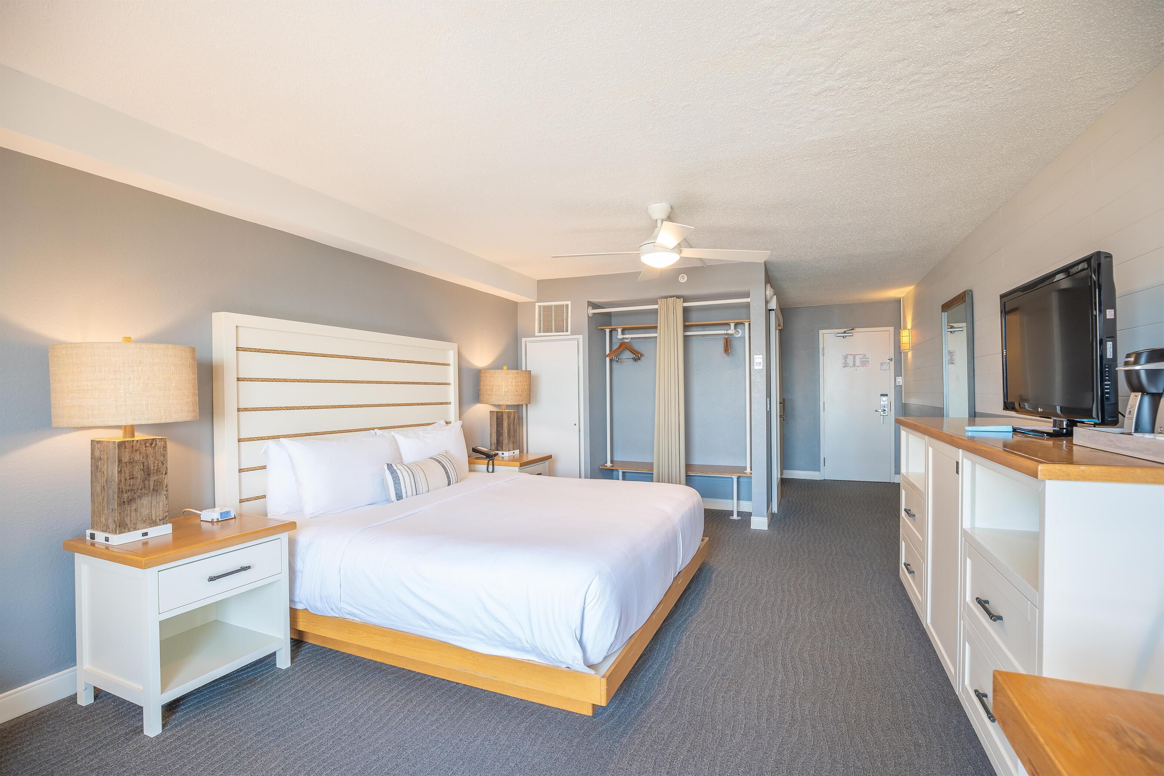 เครื่องนอนระดับพรีเมียม, ตู้นิรภัยในห้องพัก, โต๊ะทำงาน