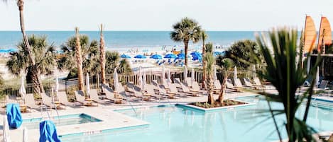 Piscine extérieure, parasols de plage, chaises longues