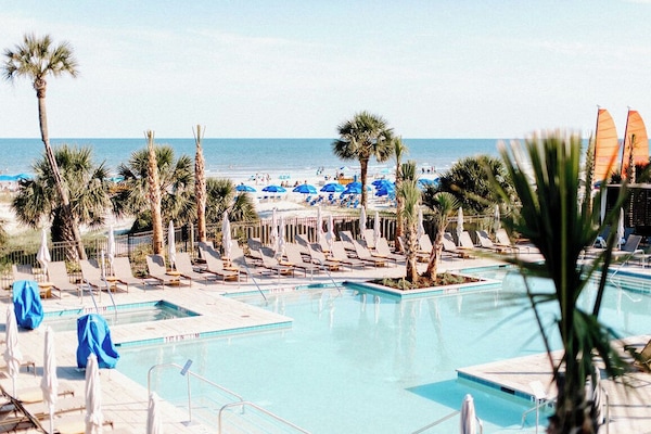 Piscina all'aperto, ombrelloni da piscina, lettini