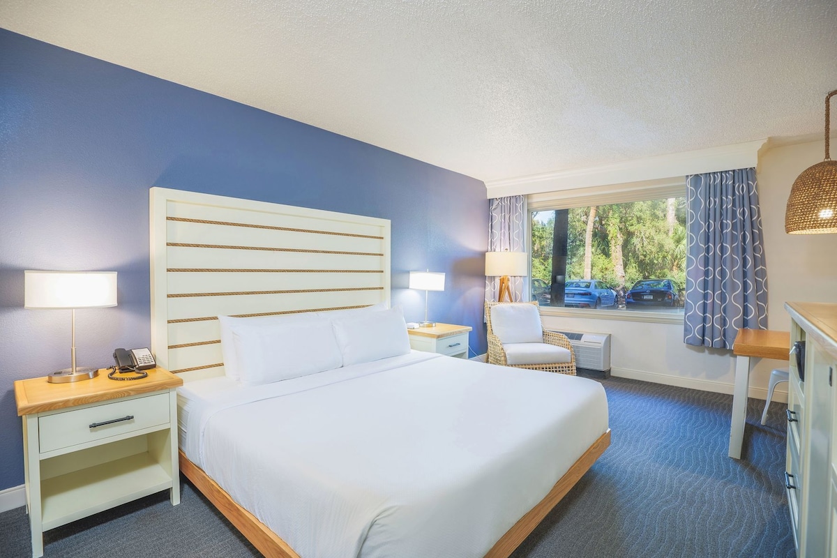Premium bedding, in-room safe, desk, laptop workspace