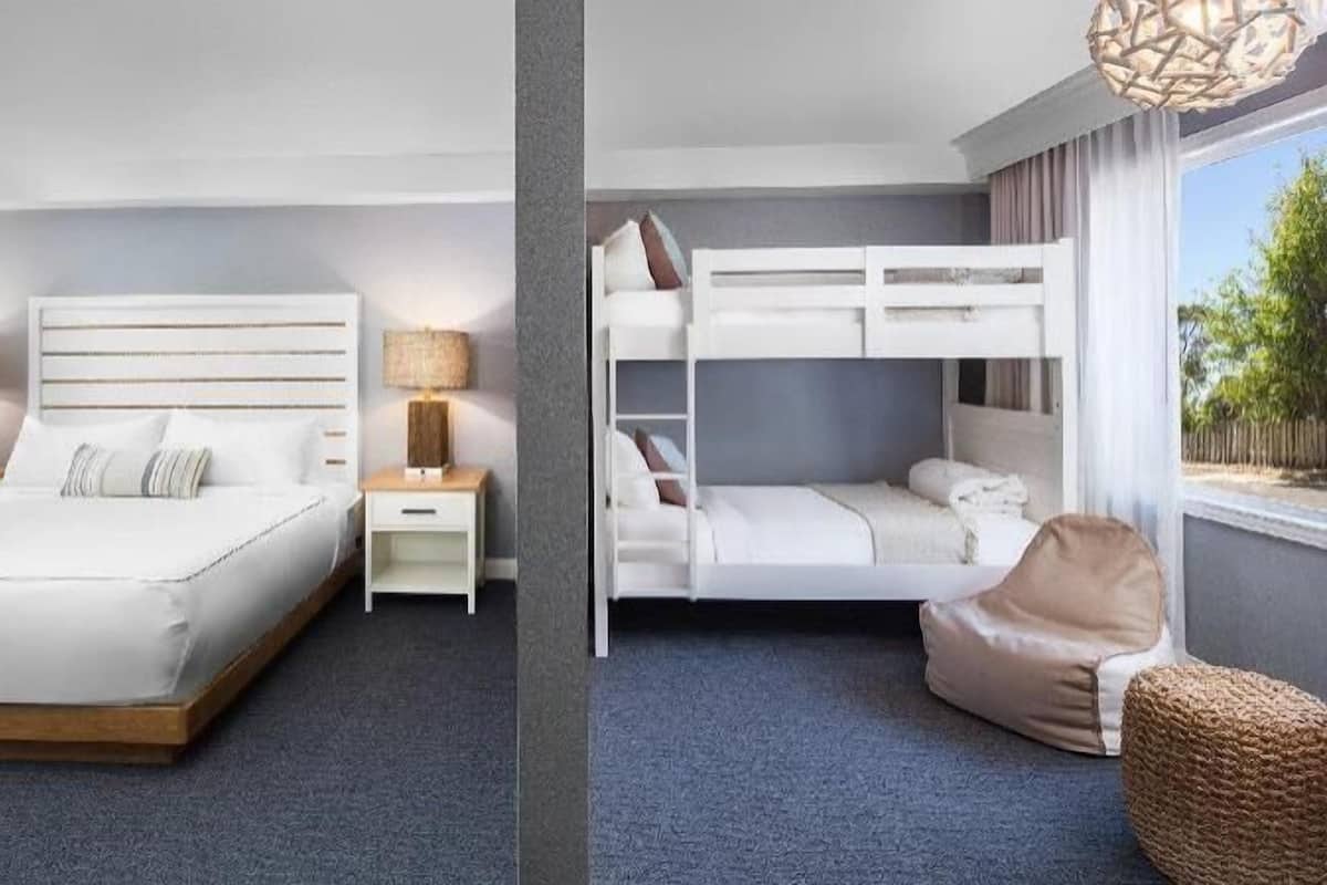 Ropa de cama de alta calidad y caja de seguridad en la habitación