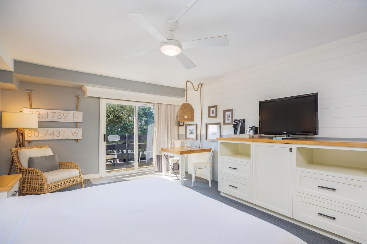 Premium bedding, in-room safe, desk, laptop workspace