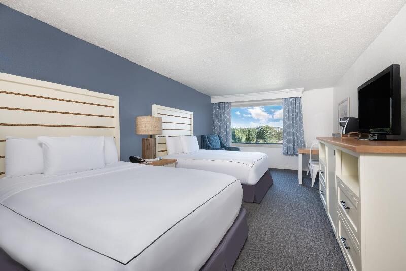 Premium bedding, in-room safe, desk, laptop workspace