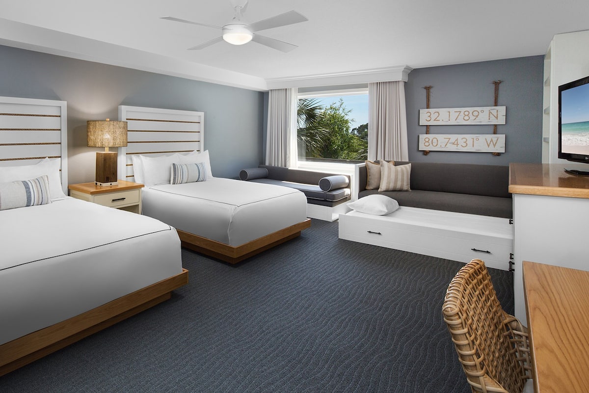 Suite junior, varias camas (2 Queen Beds & 1 Trundle Bed) | Ropa de cama de alta calidad y caja de seguridad en la habitación