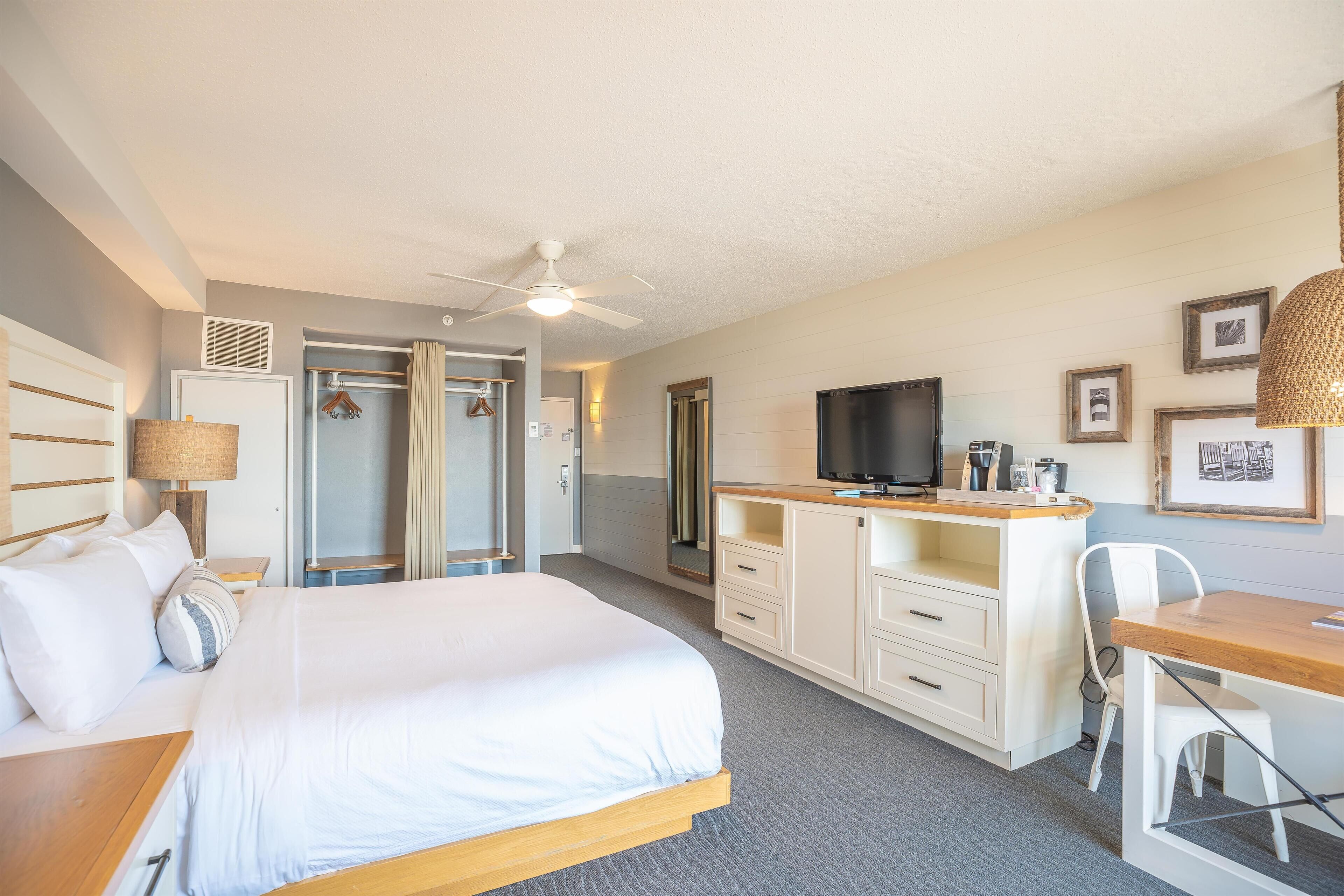 เครื่องนอนระดับพรีเมียม, ตู้นิรภัยในห้องพัก, โต๊ะทำงาน