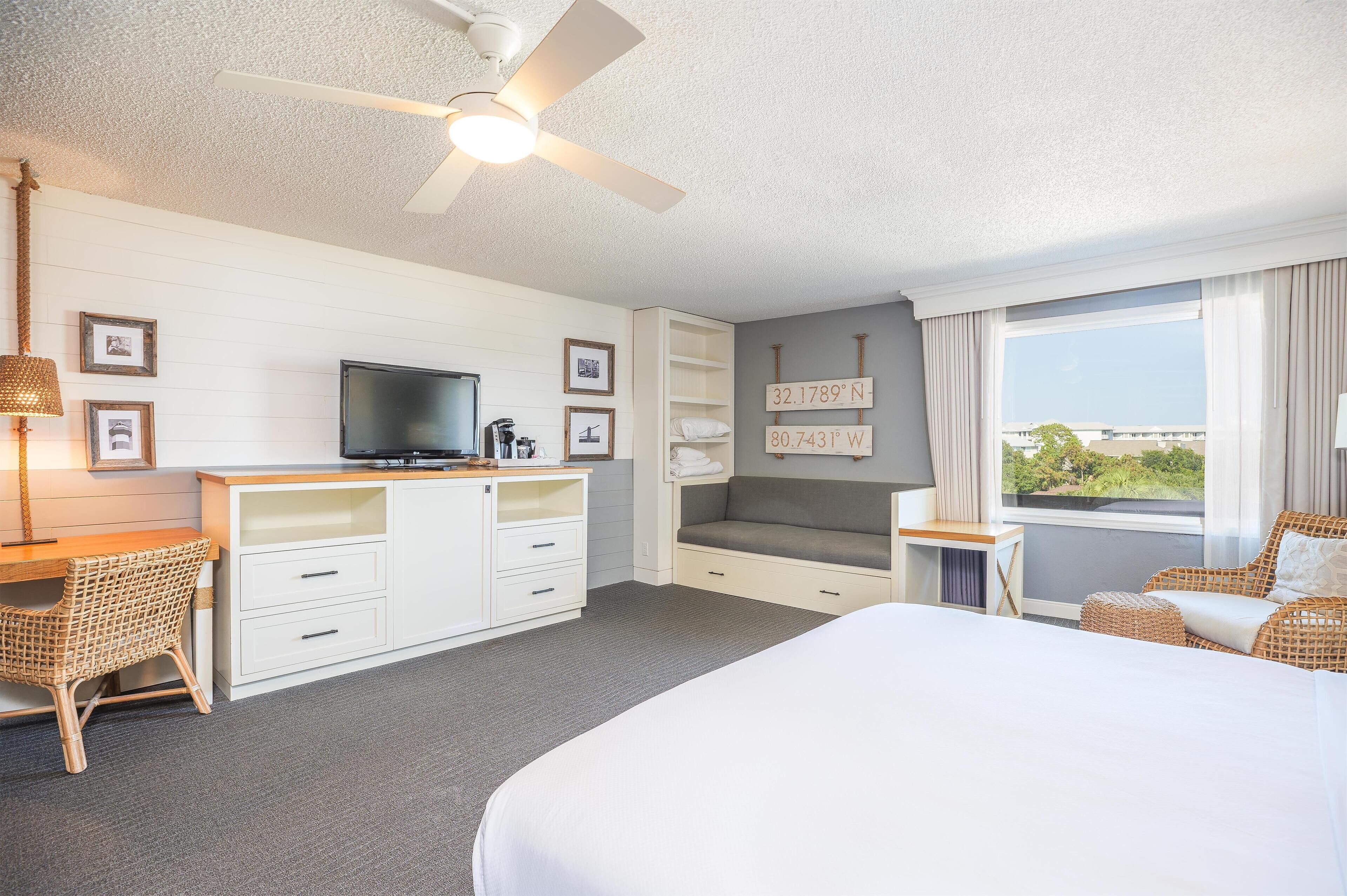 ห้องจูเนียร์สวีท, เตียงคิงไซส์ 1 เตียง (1 King Bed & 1 Trundle Bed) | เครื่องนอนระดับพรีเมียม, ตู้นิรภัยในห้องพัก, โต๊ะทำงาน