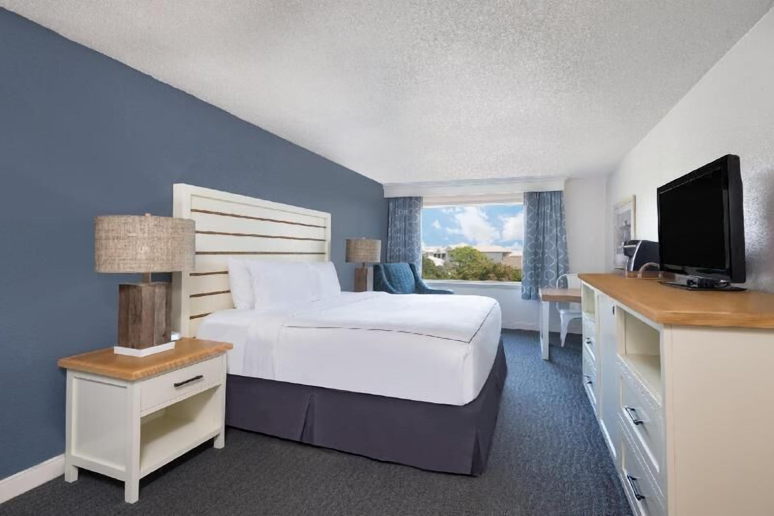 Premium bedding, in-room safe, desk, laptop workspace