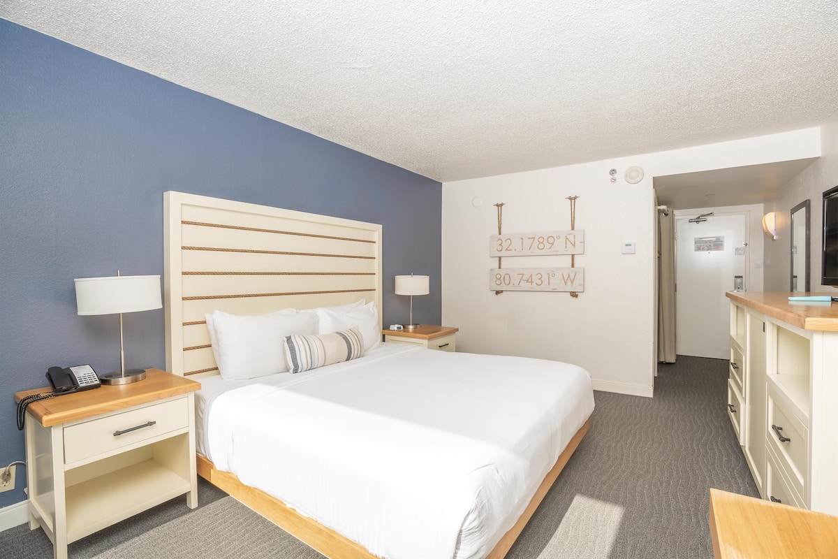 Premium bedding, in-room safe, desk, laptop workspace