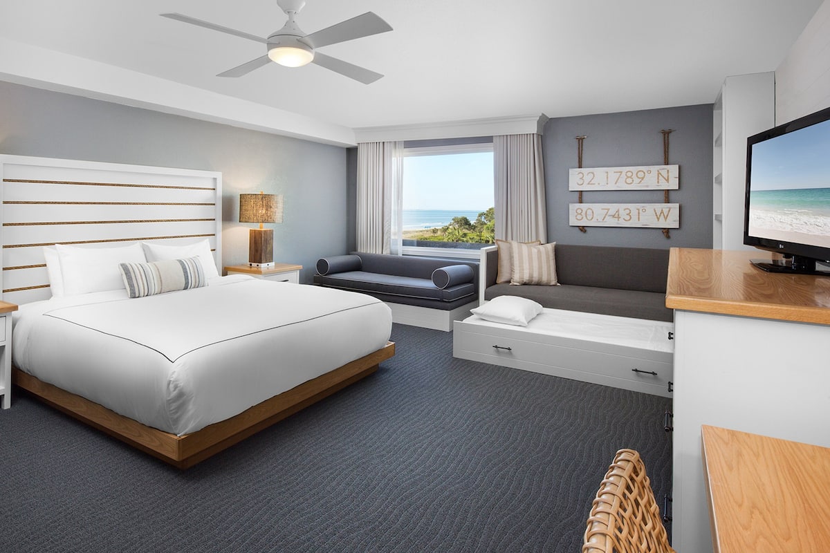 Suite junior, 1 cama King size (1 King Bed & 1 Trundle Bed) | Ropa de cama de alta calidad y caja de seguridad en la habitación