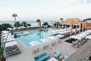 Outdoor pool, open 8:00 AM to midnight, pool umbrellas, sun loungers - Beach House Resort Hilton Head (Hilton Head Island)