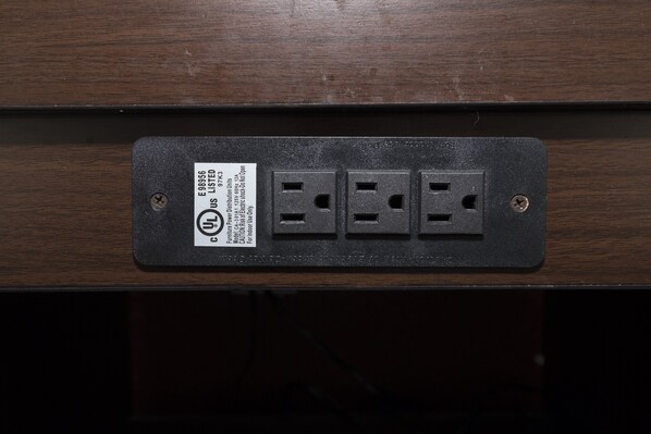 A black electrical outlet with a label indicating it is a 5A, 250V, 1.5A, 16A, 3A, 6A, 10A, 20A, 30A, 40A, 50A, 60A, 70A, 80A, 100A, 150A, 200A, 300A, 400A, 500A, 600A, 750A, 1000A, 1500A, 2000A, 3000A, 4000A, 5000A, 7500A, 10000A, 15000A, 20000A, 30000A, 40000A, 50000A, 75000A, 100000A, 150000A, 200000A, 300000A, 400000A,  - Red Roof Inn Columbus East - Reynoldsburg (Columbus)