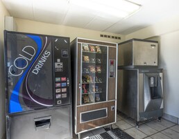Máquinas expendedoras con una variedad de bocadillos y bebidas, incluyendo una máquina de 'Cold Drinks'.