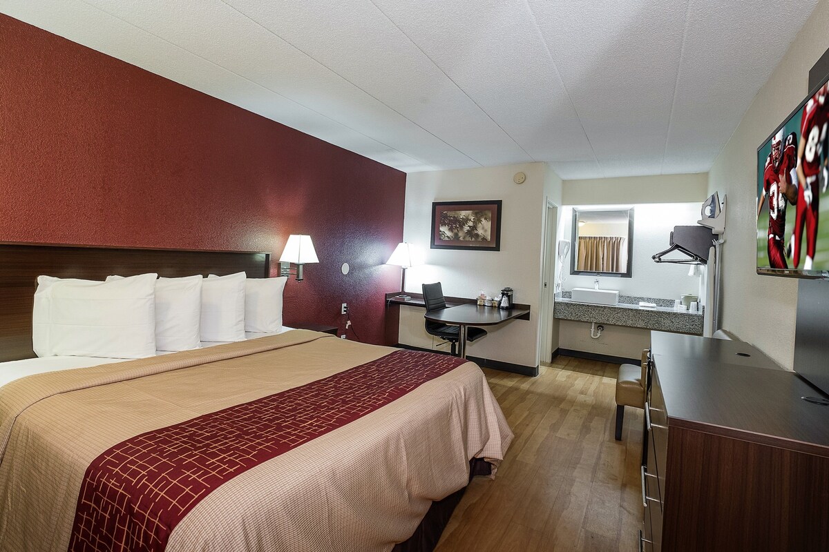 Superior Room, 1 King Bed, Smoking | In-room safe, desk, laptop workspace, blackout drapes