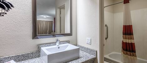 Combined shower/tub, free toiletries, hair dryer, towels