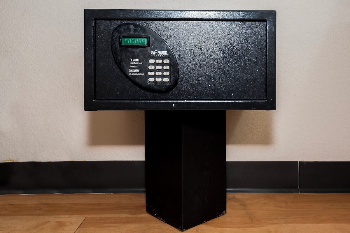 Caja de seguridad en la habitación y escritorio