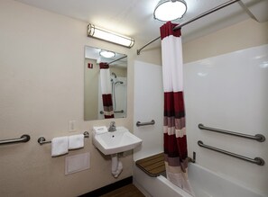 Ensemble douche/baignoire, articles de toilette gratuits, sèche-cheveux