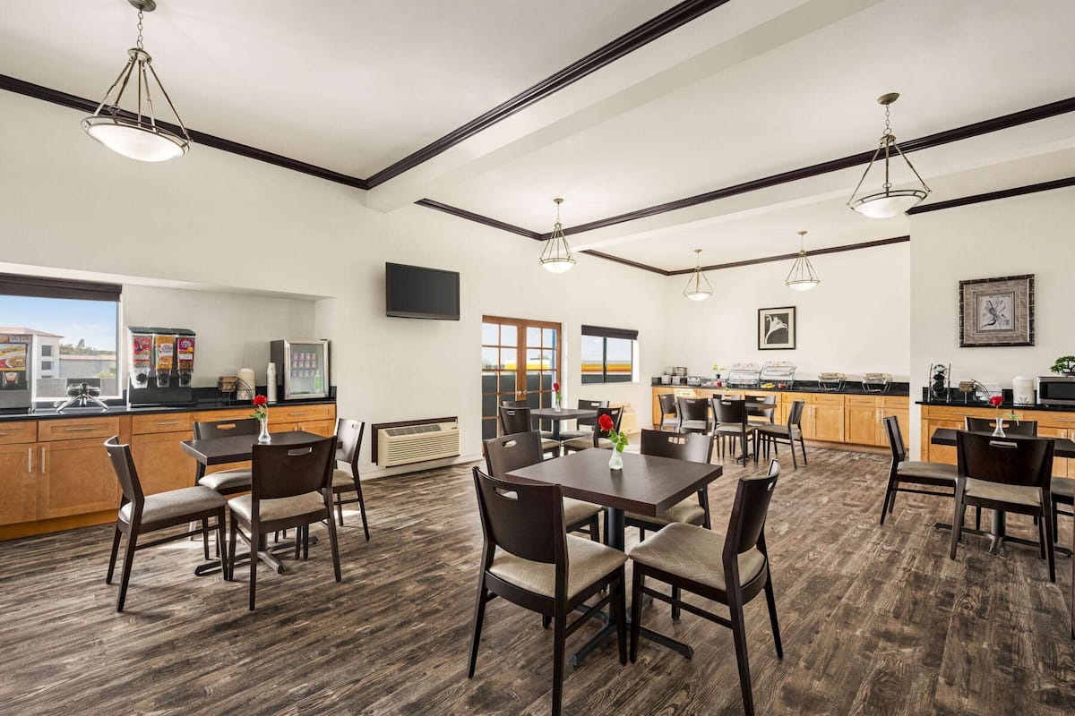 free daily full breakfast