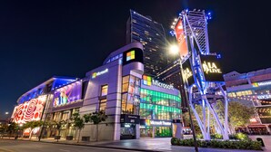 Un edificio moderno con el Microsoft Theater y un gran anuncio digital.