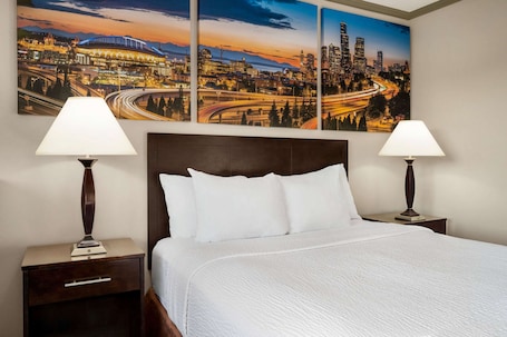 Escritorio, espacio para trabajar con laptop y cortinas blackout