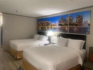 Habitación, 2 camas Queen size, para no fumadores | Escritorio, espacio para trabajar con laptop y cortinas blackout