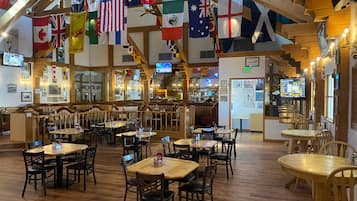 2 restaurantes; se sirve desayuno, almuerzo y cena; cocina americana