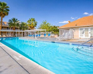 Piscine extérieure, parasols, chaises longues