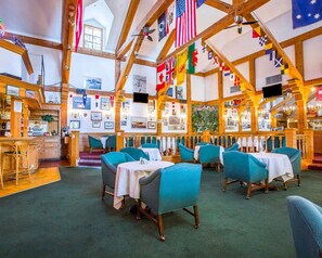 Hi ha 2 restaurants amb plats de cuina americana 