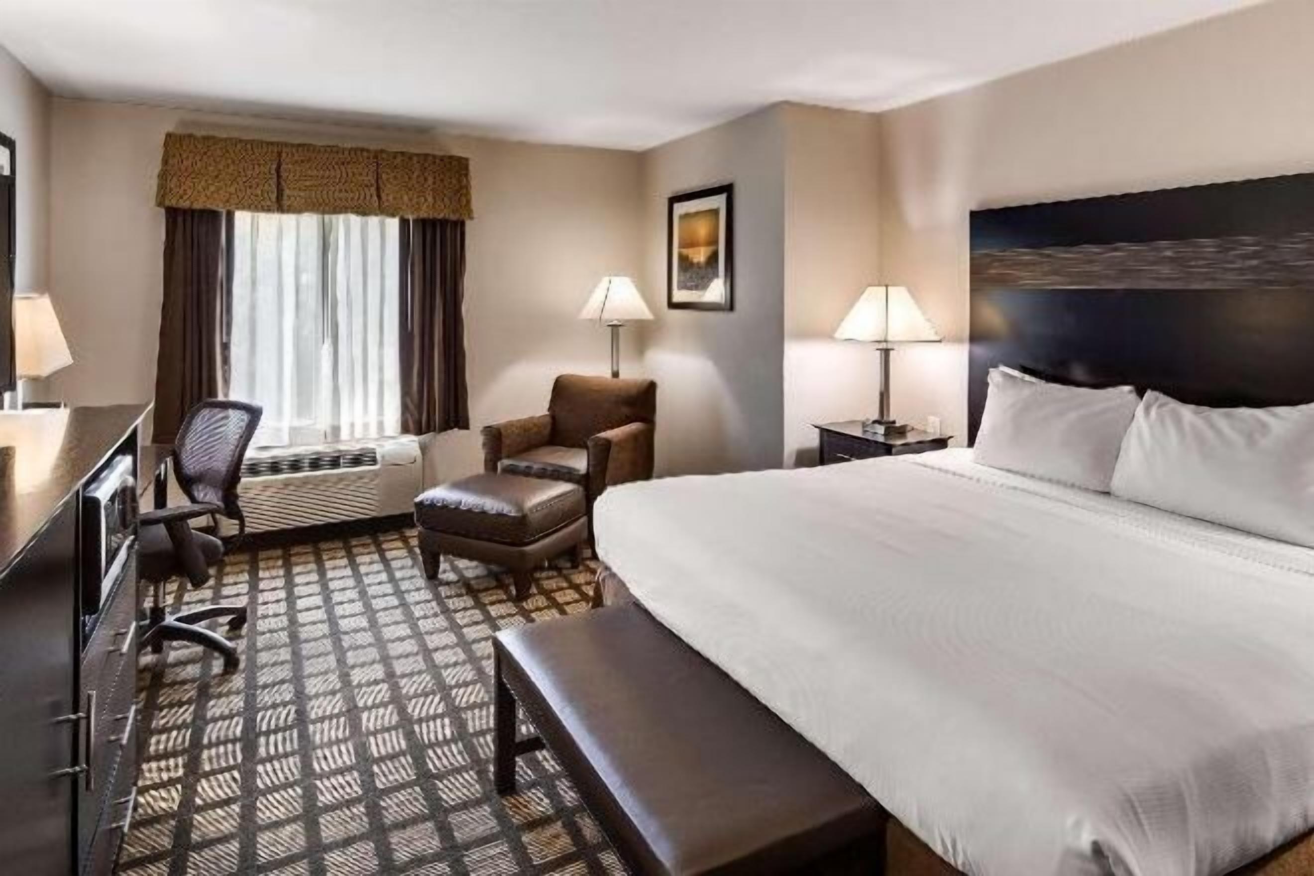 Hypo-allergenic bedding, iron/ironing board, WiFi, bed sheets