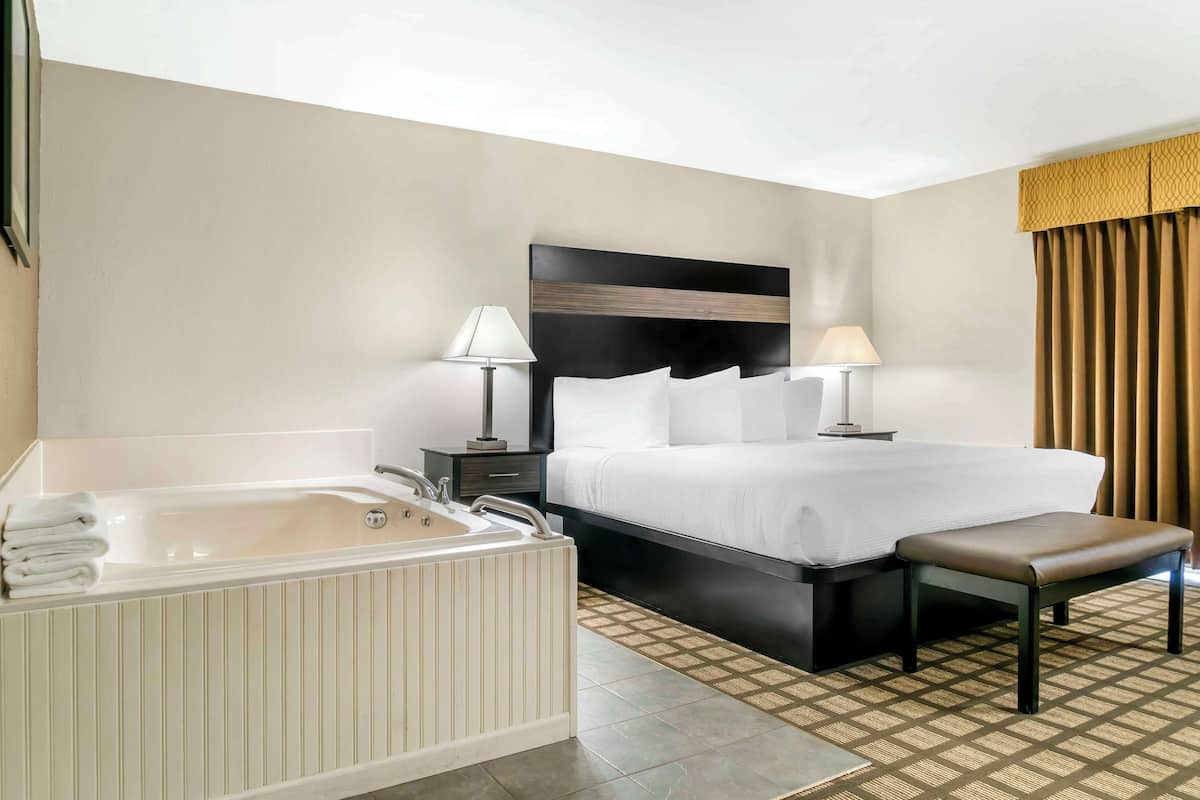 Standard Room, 1 King Bed, Jetted Tub, Courtyard View