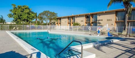 حمّام سباحة خارجي، مفتوح من 8:00 صباحًا إلى 8:00 مساءً، مقاعد للتشمس