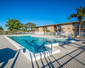 Outdoor pool, open 8:00 AM to 8:00 PM, sun loungers - Quality Inn Downtown Stuart (Stuart)