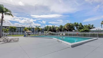 Outdoor pool, open 8:00 AM to 8:00 PM, pool loungers