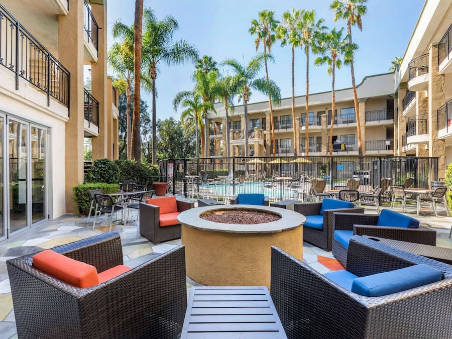 Piscina externa, funciona das 9h às 22h, guarda-sóis, espreguiçadeiras