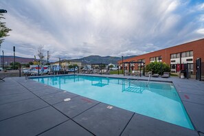 Seasonal outdoor pool, open 8 AM to 10 PM, pool loungers - The Cairn Hotel (Cedar City)
